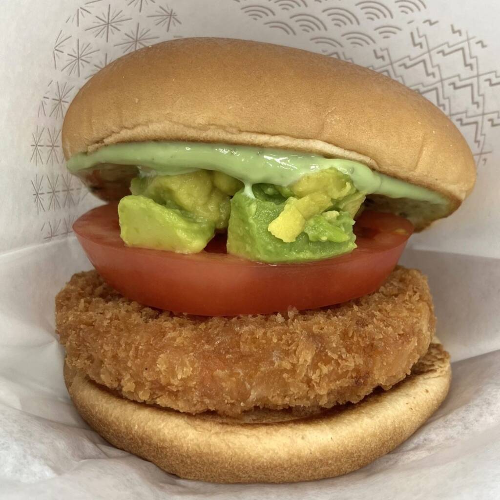 モスバーガー、初夏限定の「海老バーガー」２種発売　アボカド×バジルの海老カツとエビフライバーガーが登場