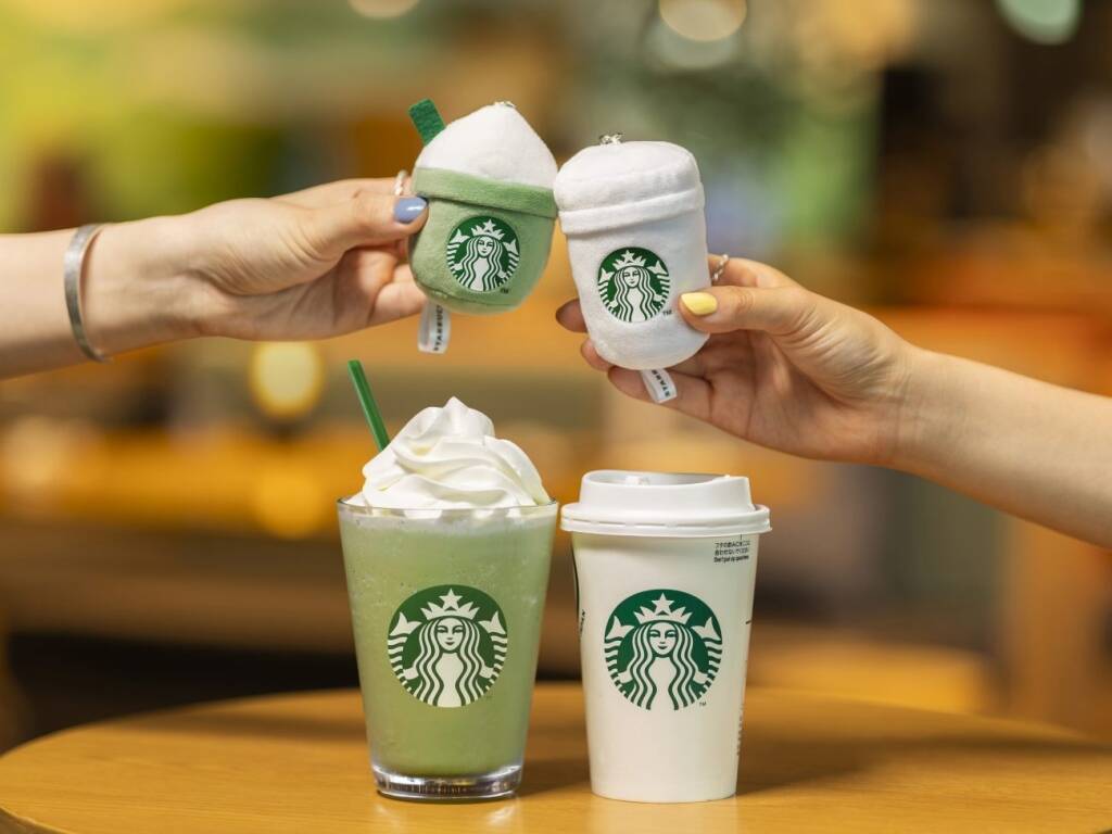 スタバ、初のカプセルトイ「ぬいぐるみチャーム」発売　ラテ・フラペチーノ・ドーナツなど全5種、都内19店舗限定