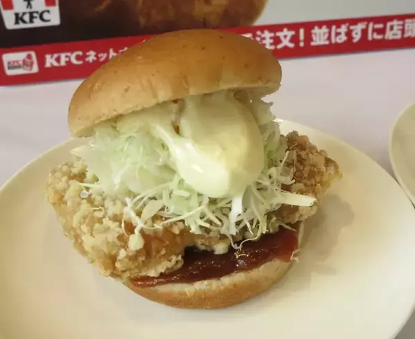 「KFC“次世代店”始動　売上2倍狙う新モデル、バーガー生産6倍　1700店構想の中核に」の画像