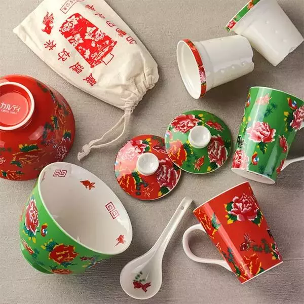 「カルディ 台湾雑貨「どんぶりとれんげセット」「茶こし付きマグカップ」販売スタート、中華スープや茶葉をセットに」の画像
