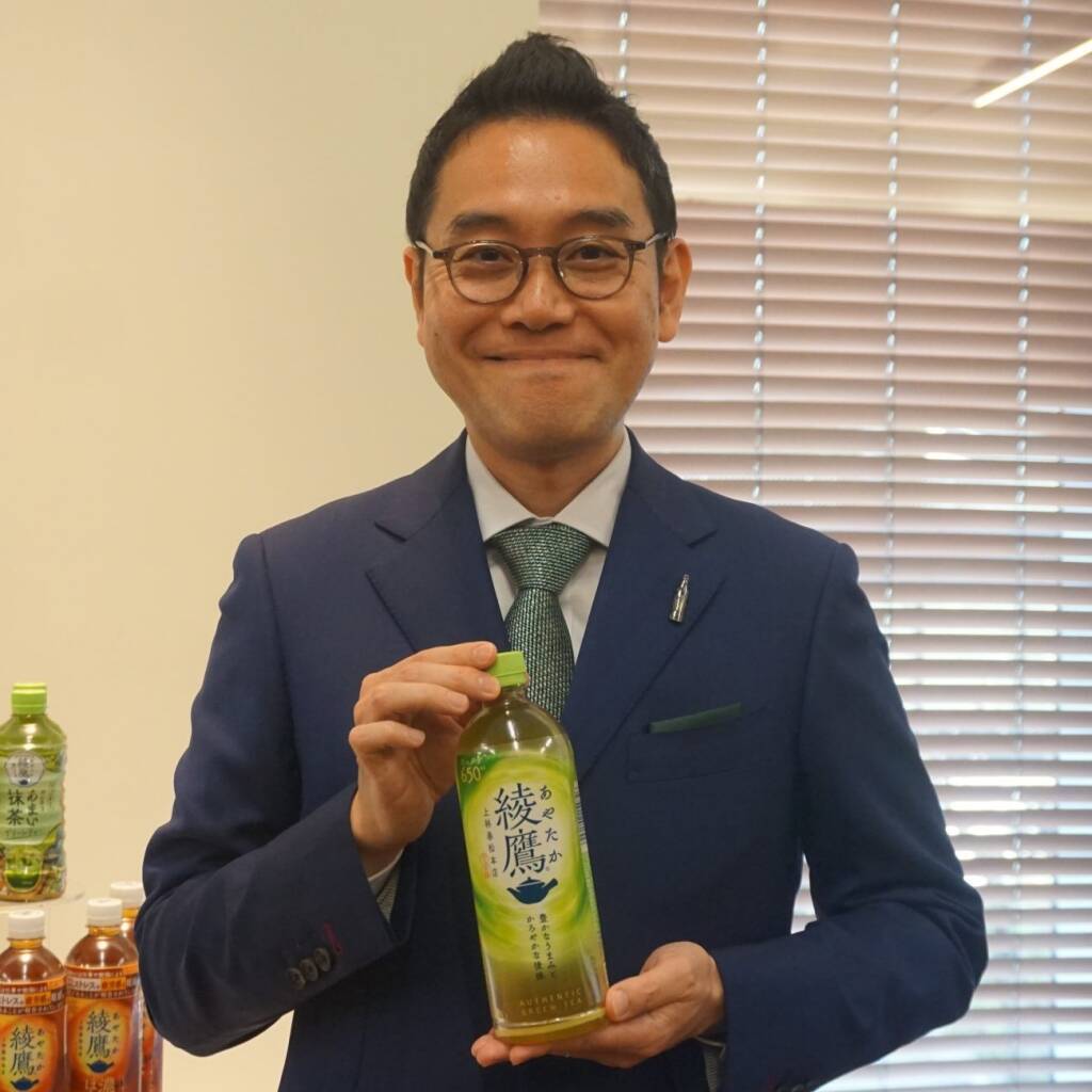 「綾鷹」史上最高売上達成、機能性ほうじ茶とミネラル緑茶発売へ ブランドアンバサダーに佐藤健/コカ・コーラシステム