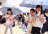 「サントリーBF、小学校で「こども気温 教室」水分補給に日傘・冷却タオルも」の画像1