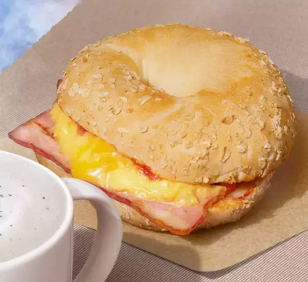 「スタバ『スープチーノ』を販売開始、バリスタがいれるカプチーノ仕立てのスープ/モーニングサービスのリニューアルも」の画像