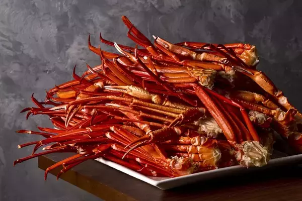 「【蟹無限】本ズワイ蟹の「食べ放題」開催、“蒸し”と“焼き”の2スタイル　同価格でタイ料理と和食も楽しめる」の画像