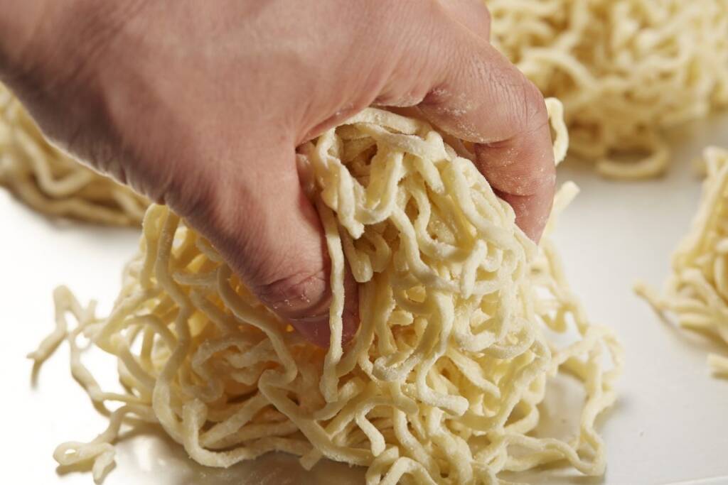 焼豚で麺が見えない…“雑味がない”スープが特徴の「ラーメンチェーン」が新店舗をオープン