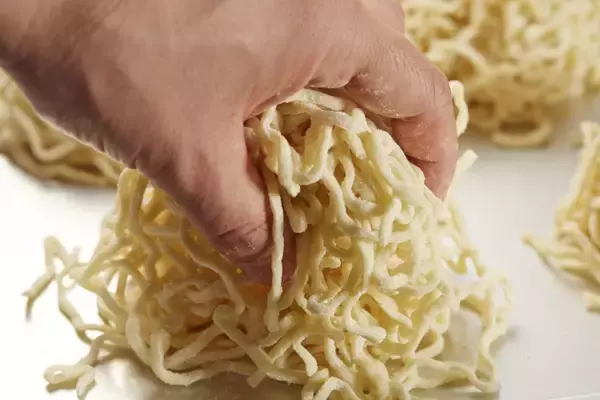 「焼豚で麺が見えない…“雑味がない”スープが特徴の「ラーメンチェーン」が新店舗をオープン」の画像