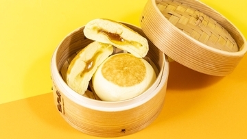 【ファミマ】冬の定番「ホットケーキまん」発売/ふんわり食感の生地に森永製菓のケーキシロップを使ったソース入り【発売5年目】