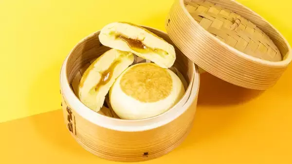 【ファミマ】冬の定番「ホットケーキまん」発売/ふんわり食感の生地に森永製菓のケーキシロップを使ったソース入り【発売5年目】