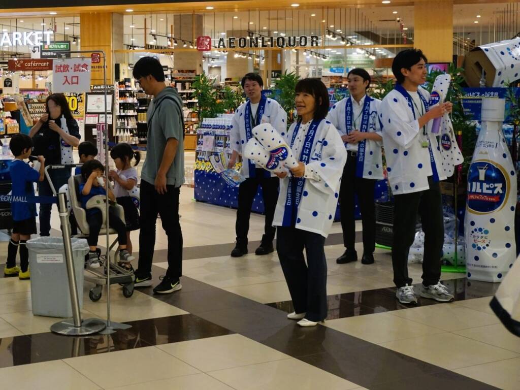 アサヒ飲料、社員1000人と近藤社長が店頭で「カルピス」手渡し “つくる楽しさ”を次世代へ