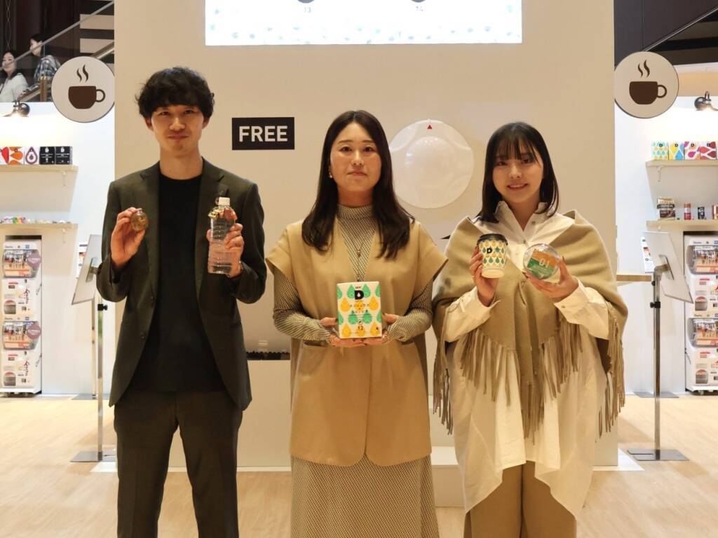 UCC上島珈琲、5mの巨大『珈琲ガチャ』登場　14通りのコーヒーとお菓子の組み合わせを体験