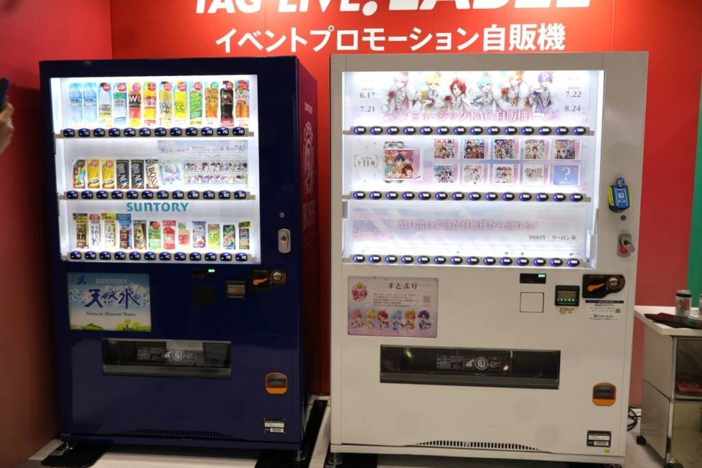 サントリー、自販機を推し活に活用 アクリルカード印刷や公式グッズ販売