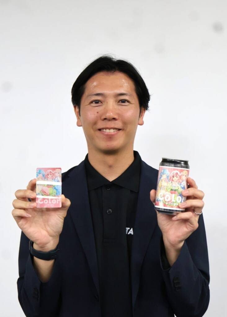 サントリー、自販機を推し活に活用 アクリルカード印刷や公式グッズ販売