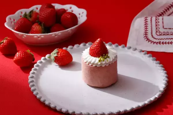 「苺の新作パフェにあまおうのショートケーキ、タルト、ミルフィーユ、ムースまで　期間限定の「苺フェア」が開催」の画像