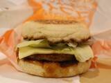 「マクドナルド、ご当地グルメの新作バーガー５種を発売 北海道･名古屋･博多･金沢の味を再現 / Lサイズより大きい「グランドサイズ」のポテト･ドリンクも登場」の画像2