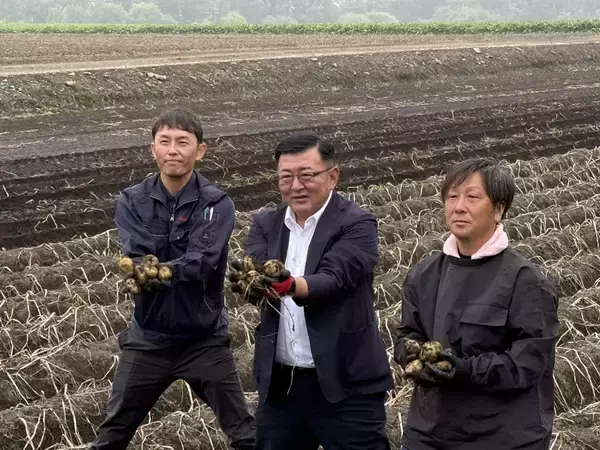カルビーポテト、北海道･帯広で「じゃがいも収穫式」　最新の収穫機械も初披露