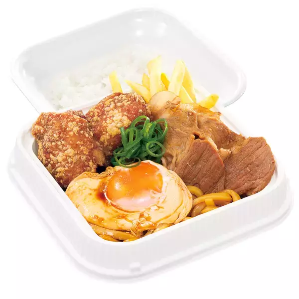 「豚肩ロース、からあげ、うどん、ポテト、たまご…「からやま」から「特製醤油からあげのすきやき盛り定食」が登場」の画像