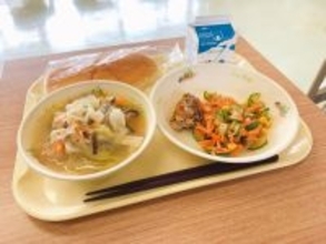 公立小学校の給食無償化、月5,200円は多い？少ない？ 給食卸「500円増額でも足りない」「学校給食はコストではなく教育」