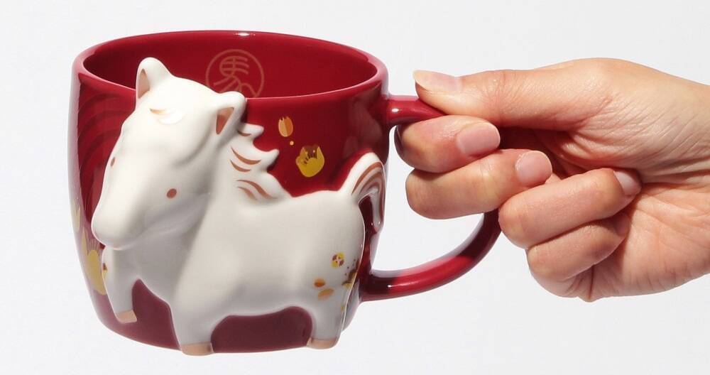 【スタバ新作】恒例の干支マグを発売、2026年は“うま”モチーフのマグやベアリスタも登場