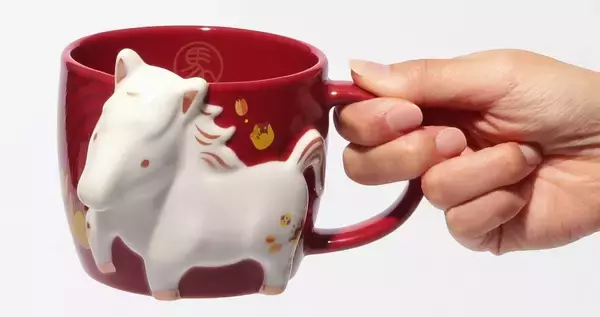 「【スタバ新作】恒例の干支マグを発売、2026年は“うま”モチーフのマグやベアリスタも登場」の画像