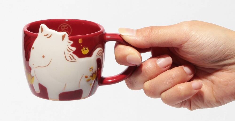 【スタバ新作】恒例の干支マグを発売、2026年は“うま”モチーフのマグやベアリスタも登場