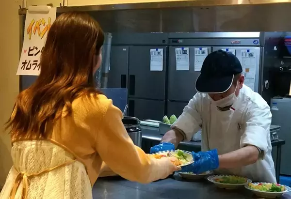 シダックス、丸井グループの社員食堂でピンクオムライスを提供、乳がん検診を意識啓発