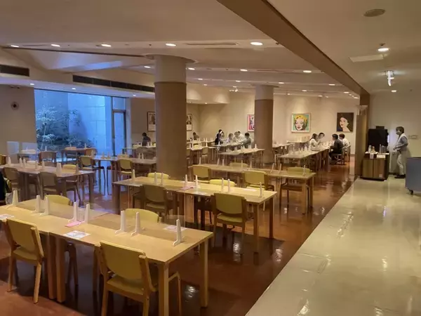 「シダックス、丸井グループの社員食堂でピンクオムライスを提供、乳がん検診を意識啓発」の画像