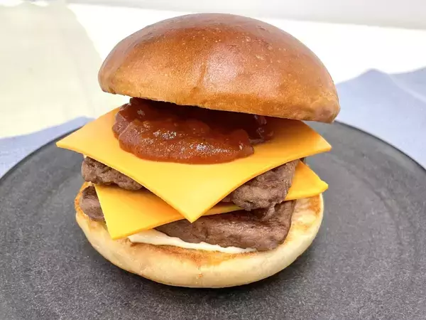 【モスバーガー】890円の「黒毛和牛のダブルチーズバーガー」発売、アボカドバーガーや栗のシェイクも登場 年末年始の“ご褒美需要”に