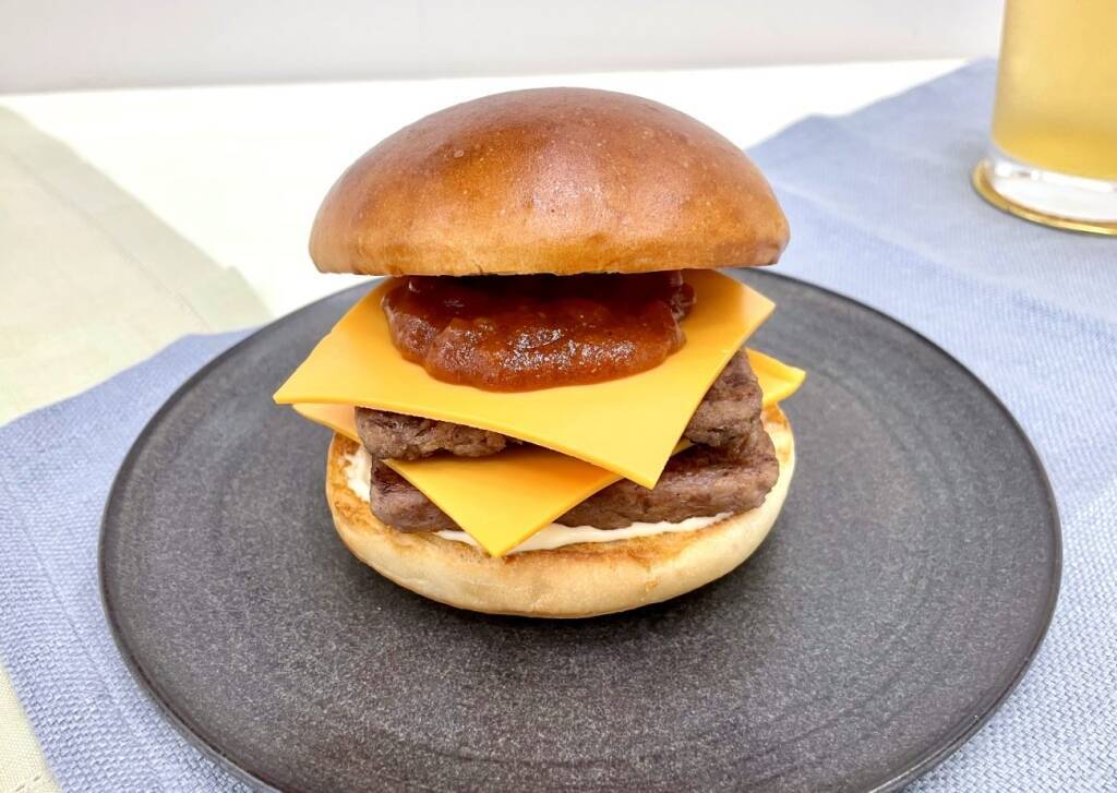【モスバーガー】890円の「黒毛和牛のダブルチーズバーガー」発売、アボカドバーガーや栗のシェイクも登場 年末年始の“ご褒美需要”に