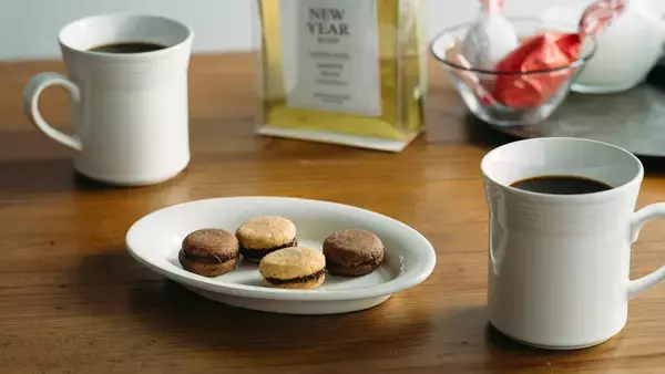 「DEAN & DELUCA「福袋2026」受付開始、赤い限定トートにクッキー缶･ボトル･ポップコーンなど詰め合わせ」の画像