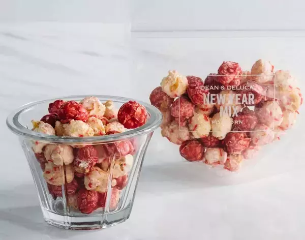 「DEAN & DELUCA「福袋2026」受付開始、赤い限定トートにクッキー缶･ボトル･ポップコーンなど詰め合わせ」の画像