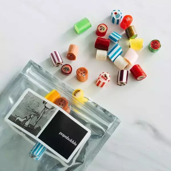 「DEAN & DELUCA「福袋2026」受付開始、赤い限定トートにクッキー缶･ボトル･ポップコーンなど詰め合わせ」の画像