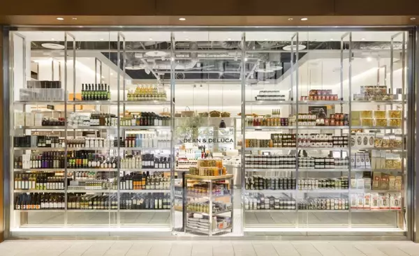 「DEAN & DELUCA「福袋2026」受付開始、赤い限定トートにクッキー缶･ボトル･ポップコーンなど詰め合わせ」の画像