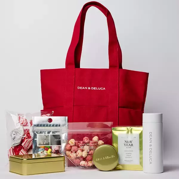 「DEAN & DELUCA「福袋2026」受付開始、赤い限定トートにクッキー缶･ボトル･ポップコーンなど詰め合わせ」の画像