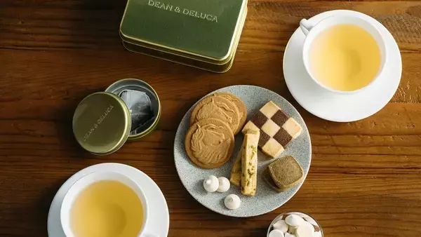 「DEAN & DELUCA「福袋2026」受付開始、赤い限定トートにクッキー缶･ボトル･ポップコーンなど詰め合わせ」の画像