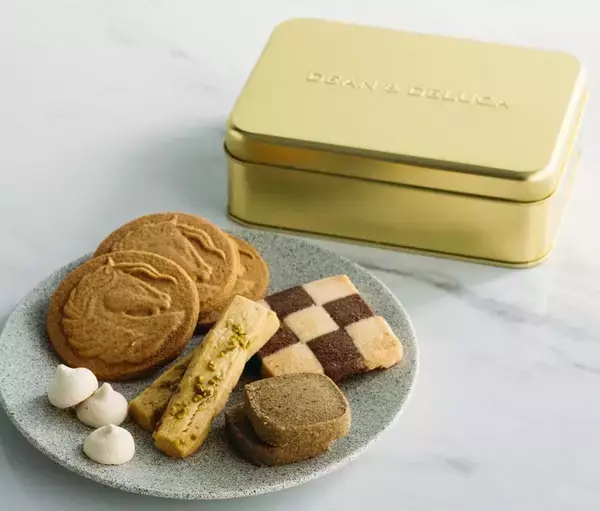 「DEAN & DELUCA「福袋2026」受付開始、赤い限定トートにクッキー缶･ボトル･ポップコーンなど詰め合わせ」の画像