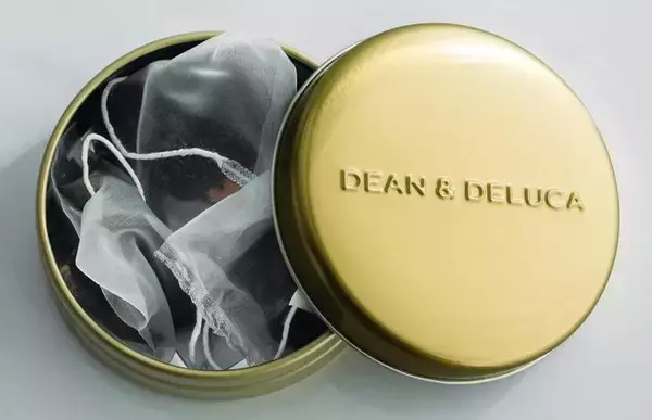 「DEAN & DELUCA「福袋2026」受付開始、赤い限定トートにクッキー缶･ボトル･ポップコーンなど詰め合わせ」の画像