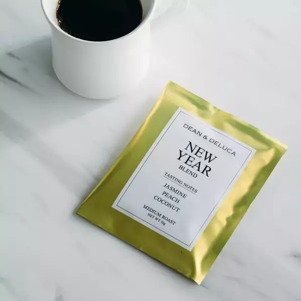 「DEAN & DELUCA「福袋2026」受付開始、赤い限定トートにクッキー缶･ボトル･ポップコーンなど詰め合わせ」の画像