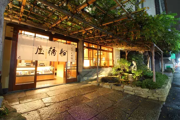 【船橋屋】「母の日あんみつ」発売、カーネーション型の苺羊羹と彩り豊かな具材で華やかに