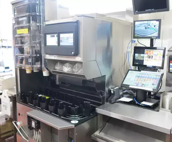 「マクドナルド、店舗体験を刷新 “デジタル×人”で売上伸ばす」の画像