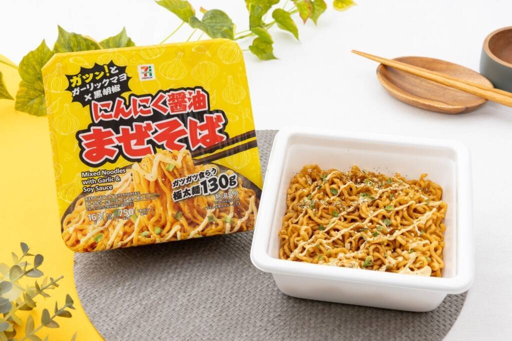 セブン‐イレブン「にんにく醤油まぜそば」登場　にんにくチップ×特製ダレ×ガーリックマヨの背徳系カップまぜそば