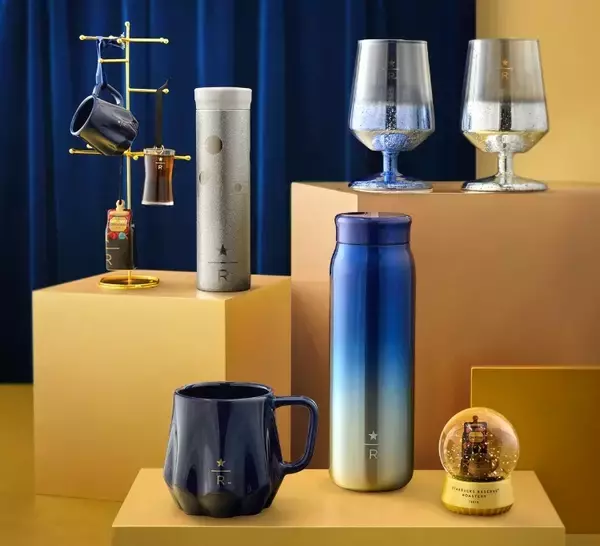 「【スタバ】クリスマスグッズ発売、ホリデー気分が高まるマグカップやボトルを展開」の画像