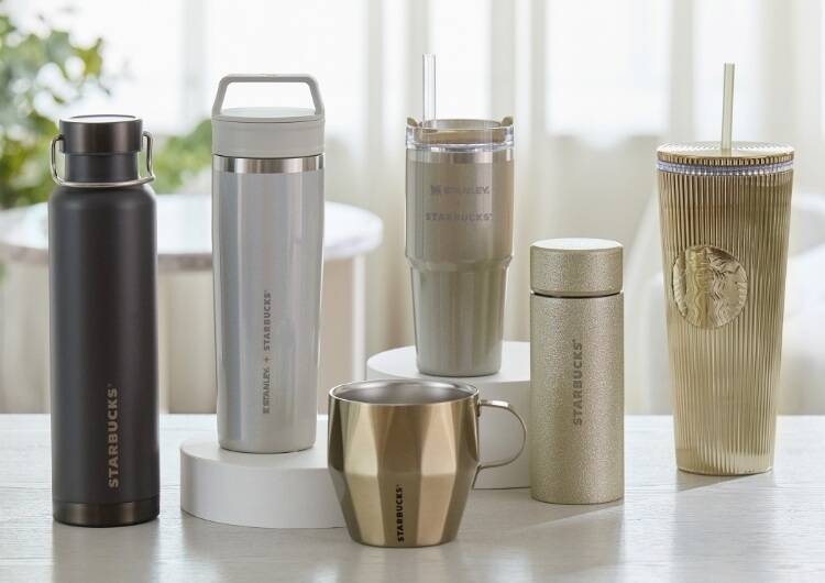 【スタバ】クリスマスグッズ発売、ホリデー気分が高まるマグカップやボトルを展開