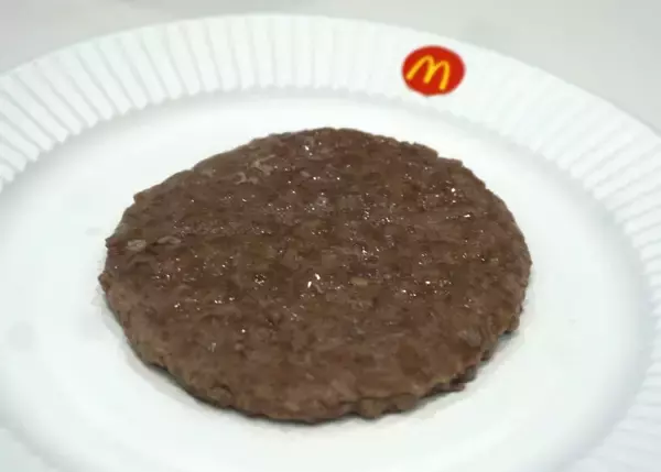 「マクドナルド、世界100か国で“同じ味”を守る舞台裏　年1回の「官能評価」に密着」の画像