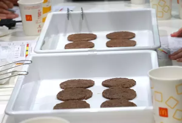 「マクドナルド、世界100か国で“同じ味”を守る舞台裏　年1回の「官能評価」に密着」の画像