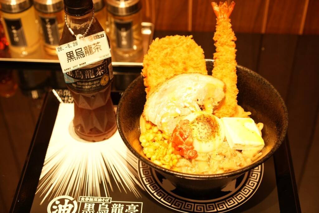 サントリー「黒烏龍茶」、油そばと“がっつり飯”提案 渋谷で30秒トッピング選び放題イベント