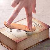 「カルディ「フィンガースケートボード」発売、指で乗りこなす懐かしの玩具、キャンディ付き」の画像1