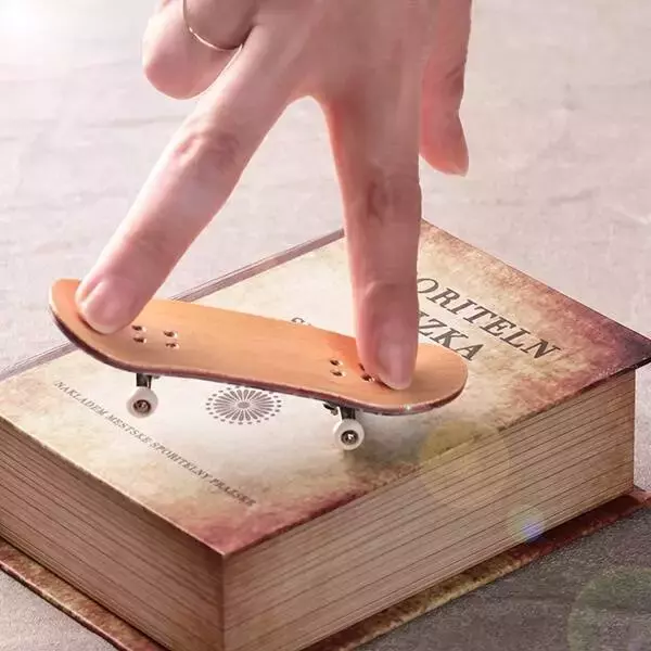 カルディ「フィンガースケートボード」発売、指で乗りこなす懐かしの玩具、キャンディ付き