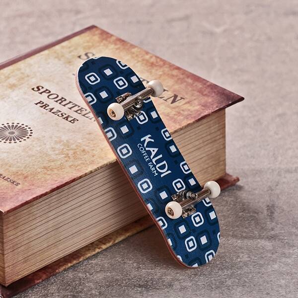 カルディ「フィンガースケートボード」発売、指で乗りこなす懐かしの玩具、キャンディ付き