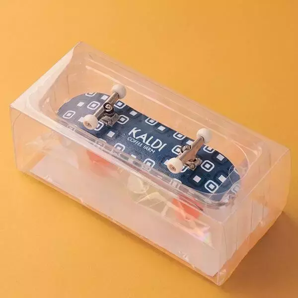 「カルディ「フィンガースケートボード」発売、指で乗りこなす懐かしの玩具、キャンディ付き」の画像