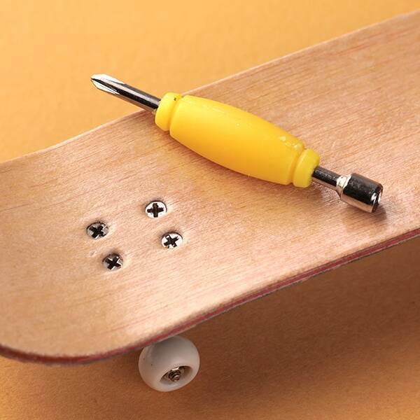 カルディ「フィンガースケートボード」発売、指で乗りこなす懐かしの玩具、キャンディ付き